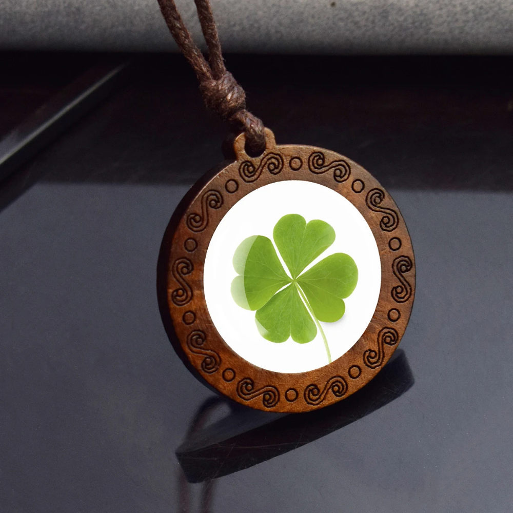 Collier Trèfle en Bois celtique