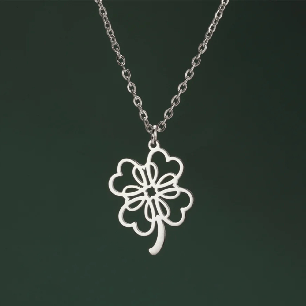 Collier avec un Trèfle acier