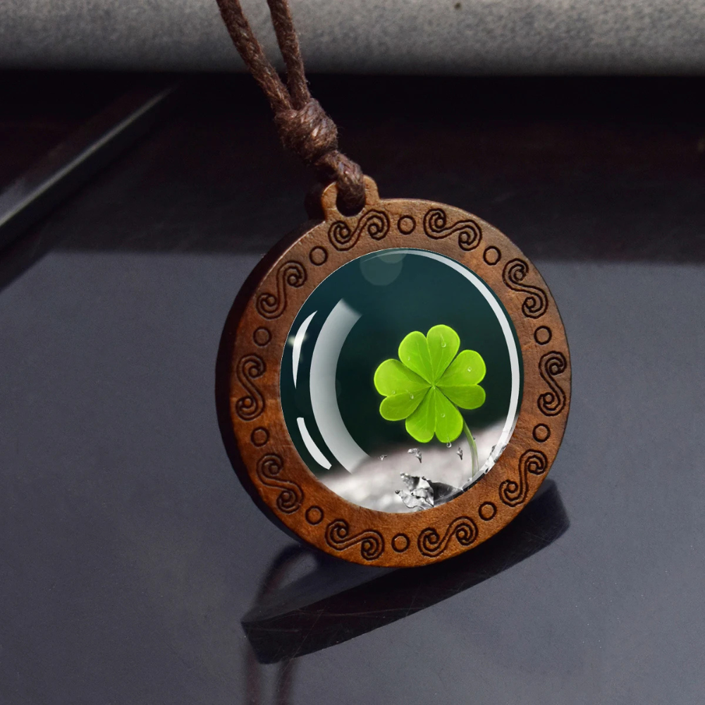 Collier pendentif trefle bois