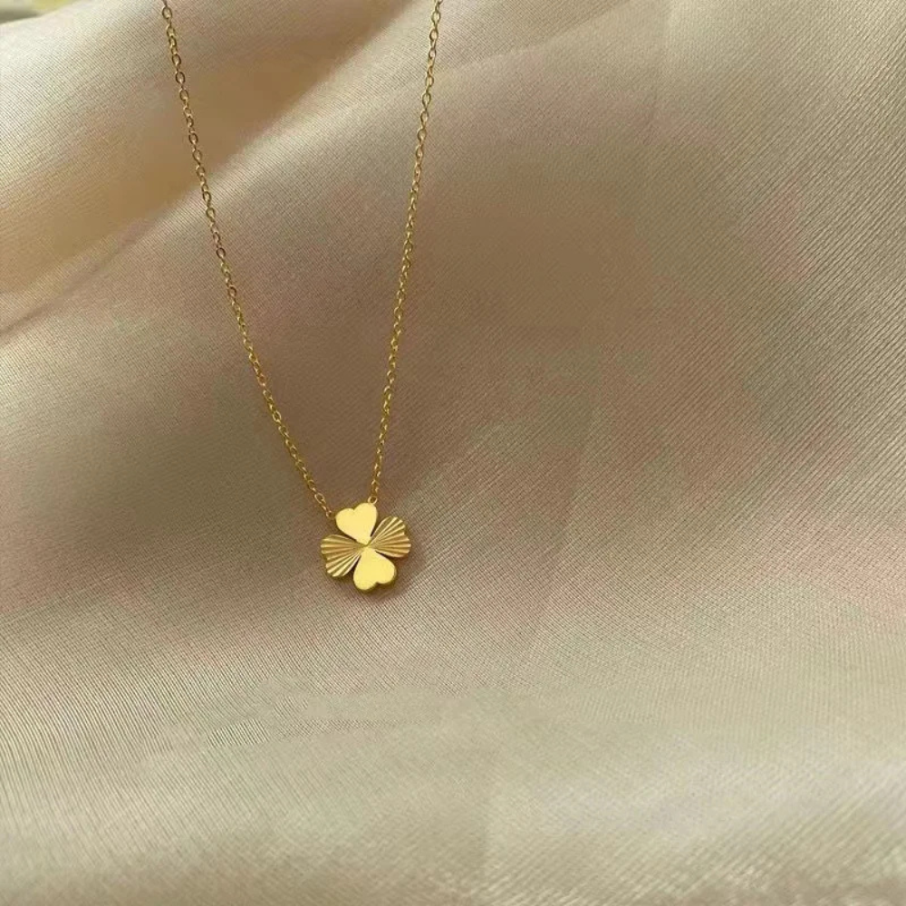 Collier pendentif Trèfle doré