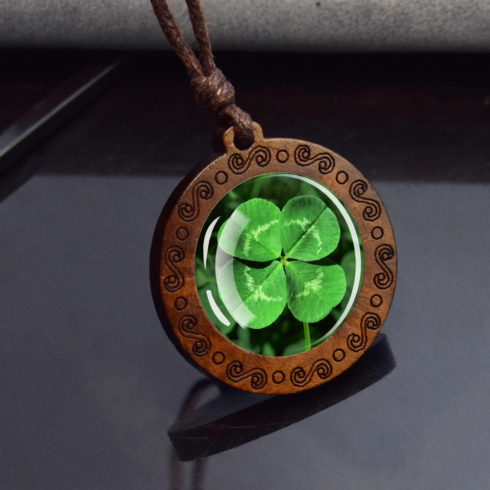 Collier Trèfle en Bois et image