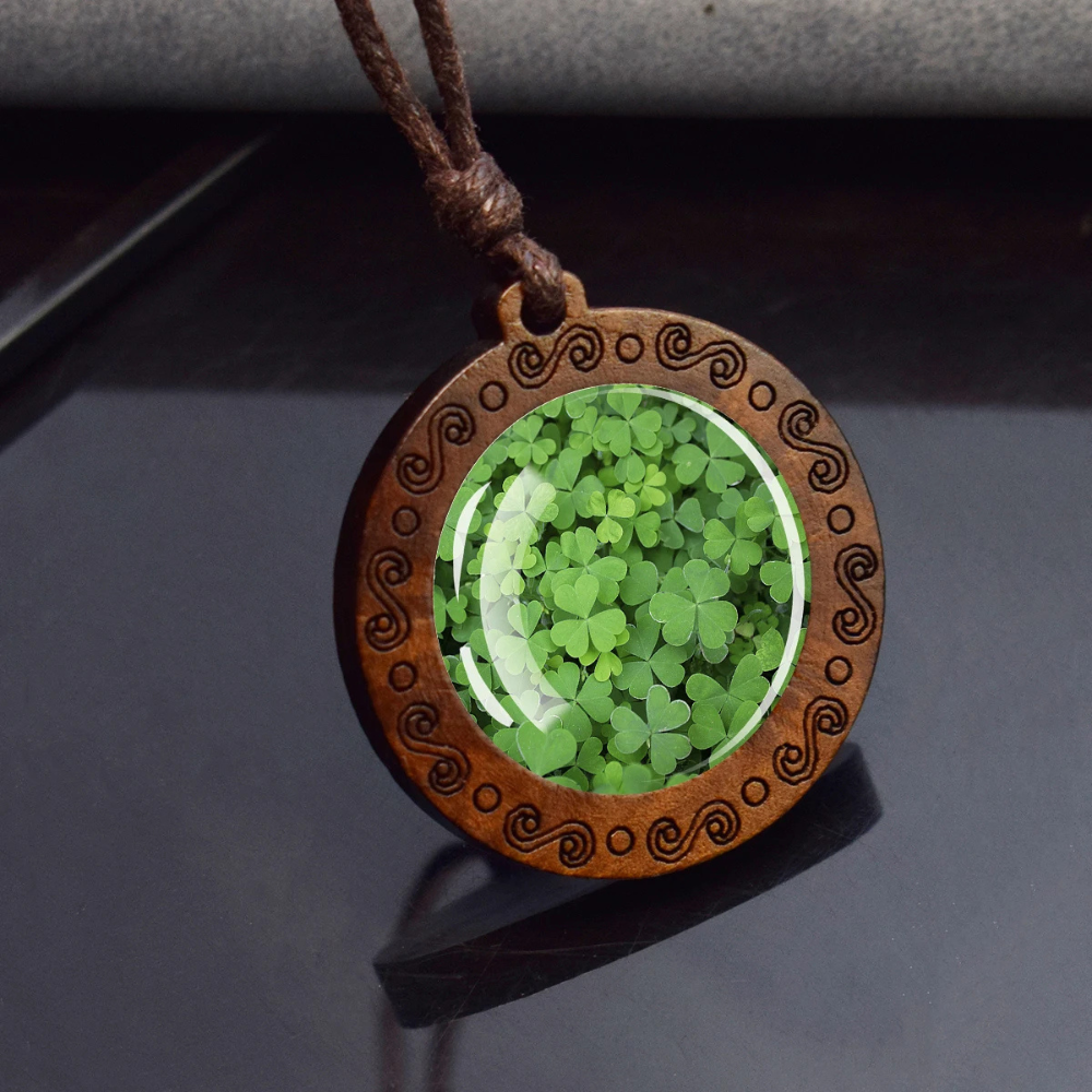 Collier pendentif trefle bois