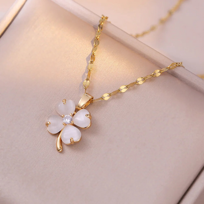 Collier Pendentif Trèfle blanc
