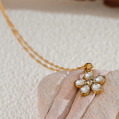 Collier pendentif Trèfle Cinq Feuilles